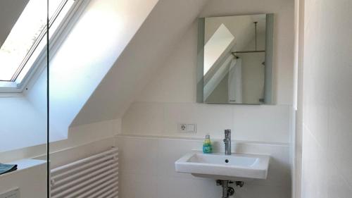 Ένα μπάνιο στο Helle Einliegerwohnung im Münchner Südosten