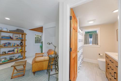 ケープ・メイにあるModern Coastal Farmhouseのバスルーム(デスク、椅子付)が備わります。