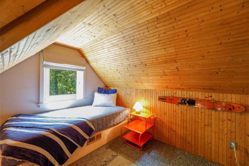 ケープ・メイにあるModern Coastal Farmhouseのログキャビン内のベッドルーム(ベッド1台、窓付)