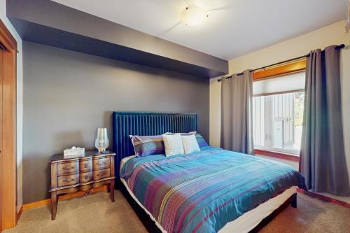 un dormitorio con una cama y una ventana en Birch Bay Getaway, en Birch Bay
