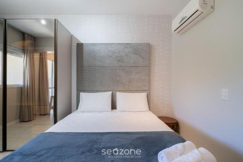 een slaapkamer met een groot bed in een kamer bij Studio c/ churrasq. a 750m da UFSC - PST1409 in Florianópolis