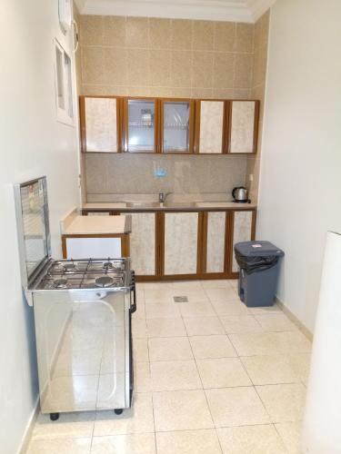 a kitchen with a stove and a sink at أجنحة أجواء إيلاف الاولى in Taif