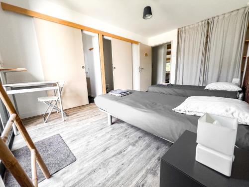 Ένα ή περισσότερα κρεβάτια σε δωμάτιο στο Chambres d'étape - Le Répit de l'Oust - Certifié Ecolabel Européen