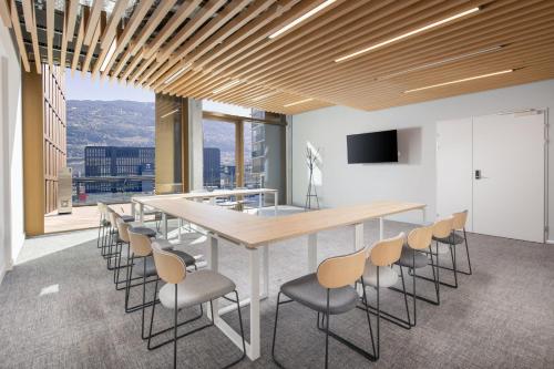 a conference room with a long table and chairs at Holiday Inn Express & Suites Sion by IHG in Sion