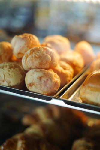 Een hoop donuts op dienbladen in een bakkerij. bij Pousada Vila Caminito in Brotas