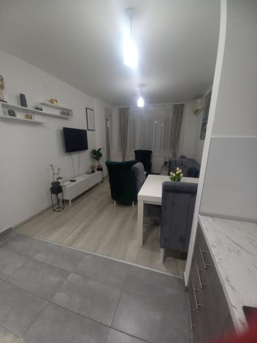 Una televisión o centro de entretenimiento en STAN NA DAN Panorama