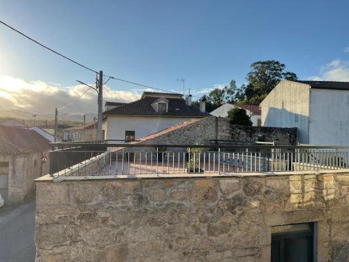 a stone wall with a fence on top of it at Casa de Campo Patio do Avo in Routar