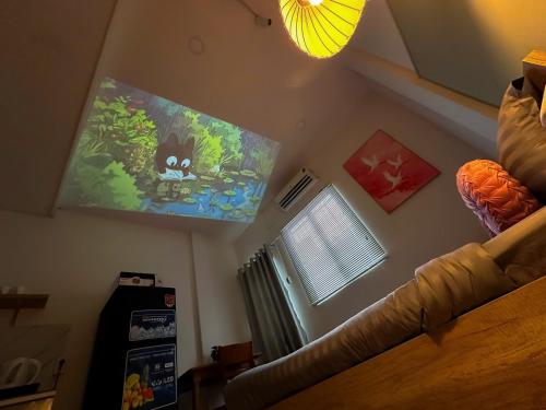 une pièce avec un grand écran de projection au plafond dans l'établissement Saigon Downtown Home - 100m to Nguyen Hue Walking Street, à Hô-Chi-Minh-Ville