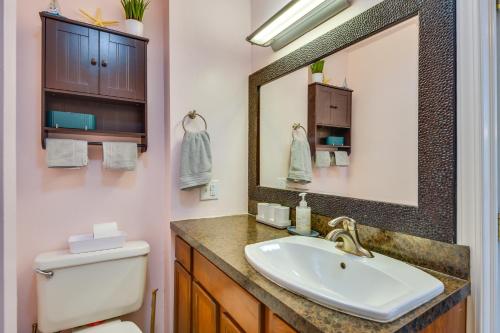 un bagno con lavandino e specchio di Walk to Marina, Couples Retreat in Sackets Harbor a Sackets Harbor