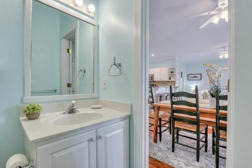 ein Bad mit einem Waschbecken und ein Esszimmer in der Unterkunft Thunderbolt Bungalow by Lucky Savannah in Savannah