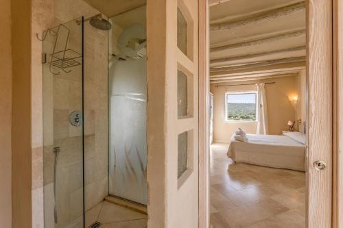 a bathroom with a shower and a bed in a room at Relaxing BaiaDeBahas 1BedApt Bilo4 sleeps4 SeaView in Marinella