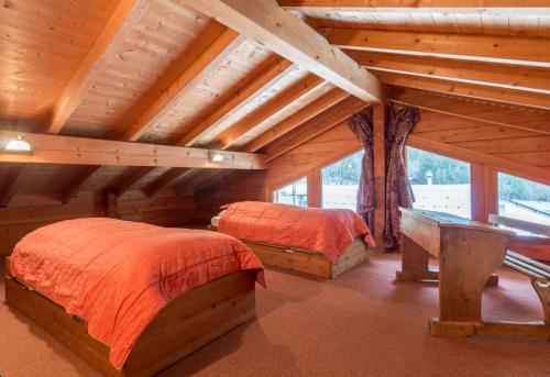 オトリュスにあるChalet Lo Capstoaの木製天井のドミトリールームのベッド2台分です。
