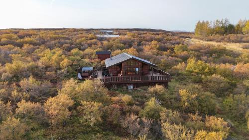 une vue aérienne d'une maison au milieu d'un champ dans l'établissement Stunning Cabin with Breathtaking Views!, à Borgarnes