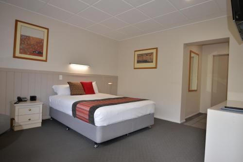 Ένα ή περισσότερα κρεβάτια σε δωμάτιο στο Country Comfort Amity Motel