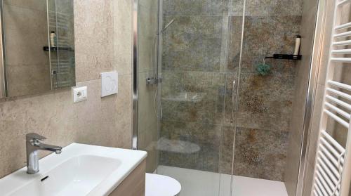 un bagno con doccia, lavandino e WC di Porto Selvaggio Villa a Santa Caterina di Nardò