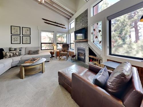 een woonkamer met een bank en een open haard bij Summer Fun - SLOPESIDE 4BR 3BA with 3 Spas, Pool and Sauna - Perfect for Family and Friend Getaways All Year Round 1849 Condos 693 condo in Mammoth Lakes