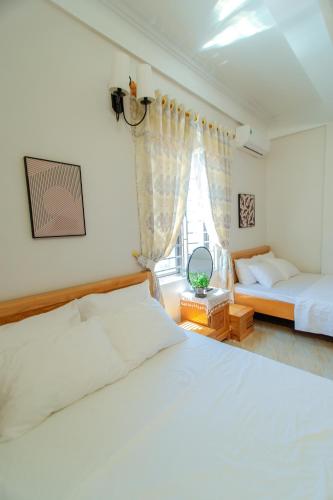 Postel nebo postele na pokoji v ubytování Chi Chi In Hotel Quảng Ninh