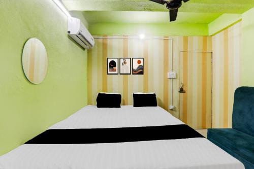 Cama o camas de una habitación en SPOT ON The Space Resto & Rooms