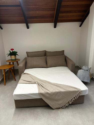 a bedroom with a large bed with white sheets at Loft Toscana in Santa Teresa