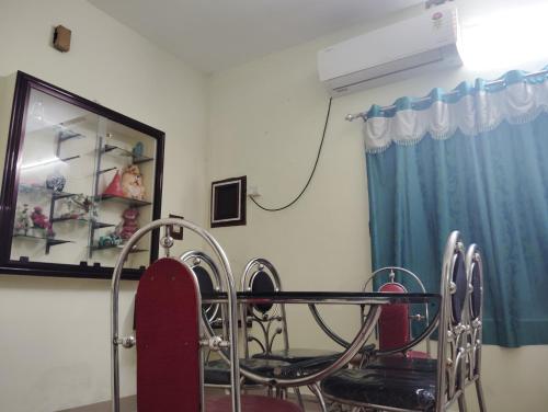 North ParavurにあるCherai beach homeの椅子と鏡付病室