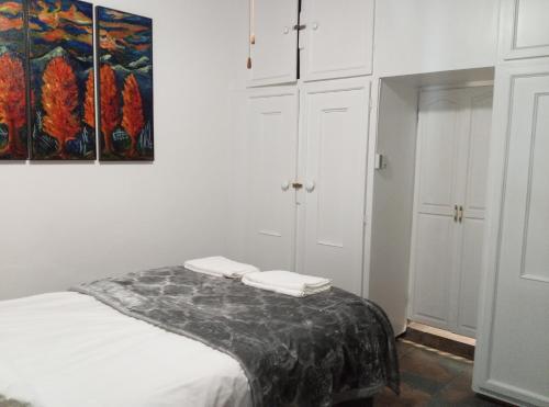 En eller flere senge i et værelse på Lalapanzi Cottage Solar Power Filtered Water