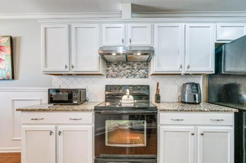 Η κουζίνα ή μικρή κουζίνα στο Centrally Located Raleigh Townhome with Pool Access