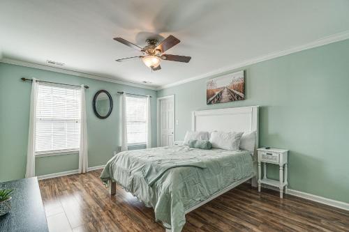 Ένα ή περισσότερα κρεβάτια σε δωμάτιο στο Centrally Located Raleigh Townhome with Pool Access