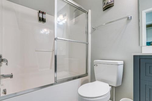 Ένα μπάνιο στο Centrally Located Raleigh Townhome with Pool Access