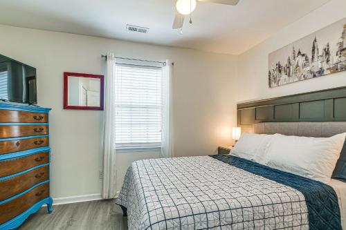 Ένα ή περισσότερα κρεβάτια σε δωμάτιο στο Centrally Located Raleigh Townhome with Pool Access