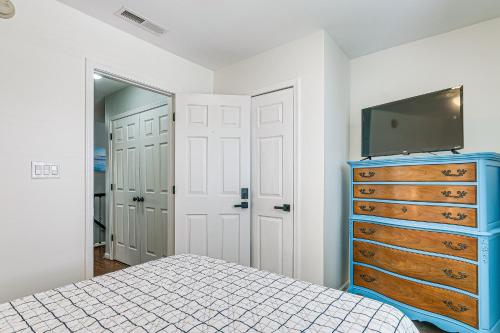Ένα ή περισσότερα κρεβάτια σε δωμάτιο στο Centrally Located Raleigh Townhome with Pool Access