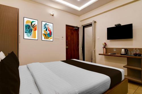 Μια τηλεόραση ή/και κέντρο ψυχαγωγίας στο Townhouse The 36 Inn Madhuravada Bus Stop