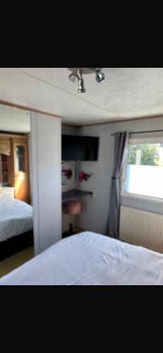 Ένα ή περισσότερα κρεβάτια σε δωμάτιο στο Cosy Caravan near the beach