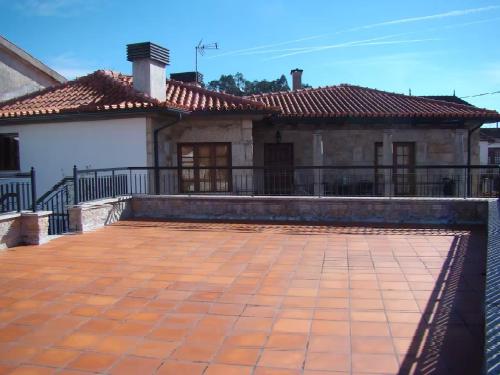 a house with a brick patio in front of it at Casa de Campo Patio do Avo in Routar