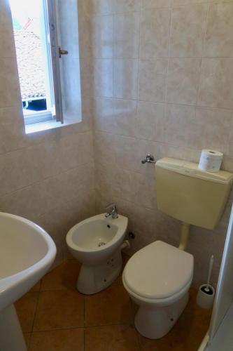a bathroom with a toilet and a sink at Beatrice in Saluzzo