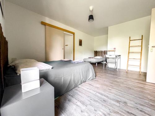 Ένα ή περισσότερα κρεβάτια σε δωμάτιο στο Chambres d'étape - Le Répit de l'Oust - Certifié Ecolabel Européen