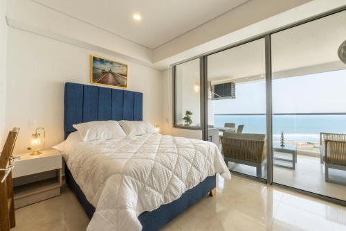 Postel nebo postele na pokoji v ubytování CB Lujoso Apartasuit -Vista al mar-linda piscina-cerca al Aeropuerto