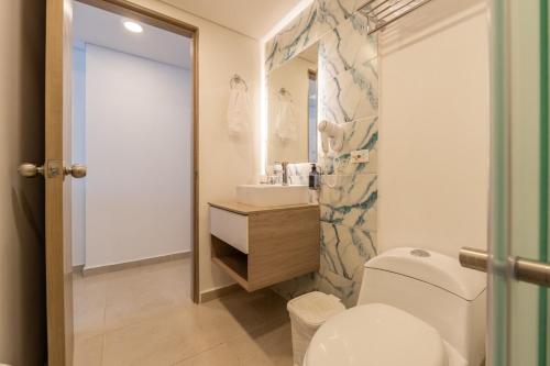 Koupelna v ubytování CB Lujoso Apartasuit -Vista al mar-linda piscina-cerca al Aeropuerto