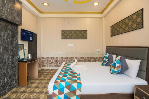 a hotel room with a bed in a room at Hotel Rajnandani Palace by IQ Hotels - Steps from Ram Mandir, Ayodhya in Ayodhya