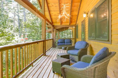 Μπαλκόνι ή βεράντα στο Game Room and Lake Access Wooded Retreat in Jay