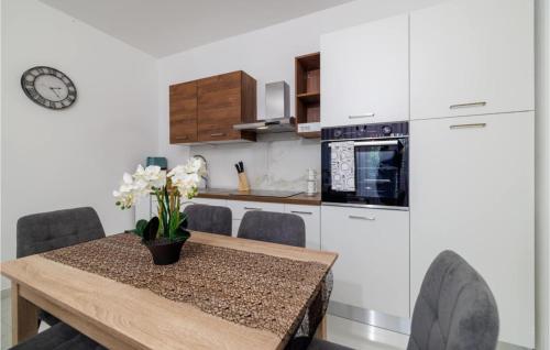 2 Bedroom Awesome Apartment In Crikvenica