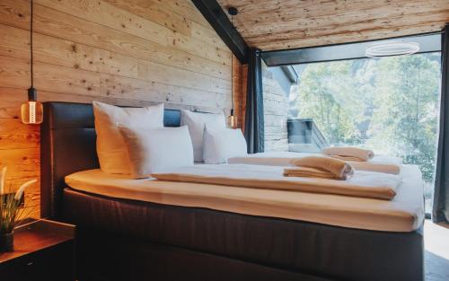 Penthouse Suite mit Whirlpool in Hinterzartenにあるベッド