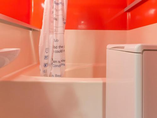 ein Badezimmer mit Toilette und Duschvorhang in der Unterkunft Appartement 6 pers. au centre, balcon, wifi gratuit - FR-1-346-408 in Arc 1800