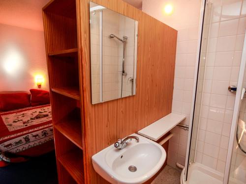 a bathroom with a sink and a shower at Appartement lumineux 60m² · 2 ch. · Balcon · WIFI · Parking - FR-1-346-557 in Arc 1800