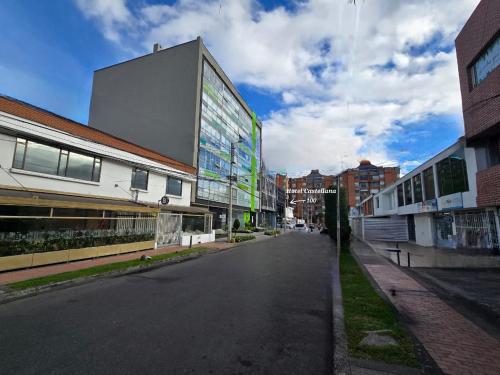 an empty street in a city with buildings at Hotel Castellana 100 Bogota By Hoteles Confort 80 in Bogotá