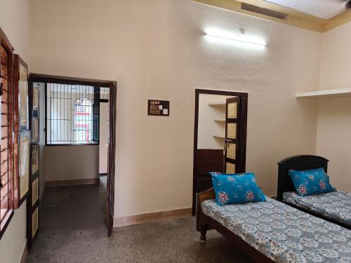Giường trong phòng chung tại Maheswara homestays