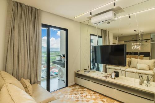 a living room with a large flat screen tv at Sua estadia exclusiva a poucos passos do Mar em Meia Praia - FFS in Perequê