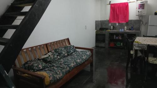 een bank in een kamer met een trap bij Leo y mar in Mar de Ajó