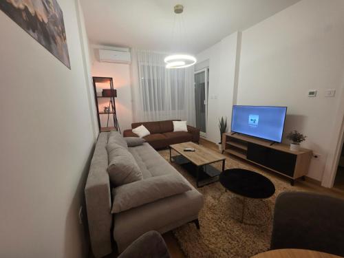 Uma TV ou centro de entretenimento em Liman 5 Riverside 209 i 109 with Free Private Parking