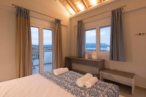 フィニクーダにあるKotroni Villasのベッドルーム1室(ベッド1台、デスク、窓付)