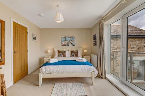 En eller flere senge i et værelse på Seascape - North East Escapes